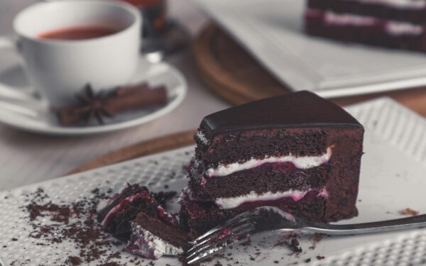 Mini Bolo de Chocolate Cremoso Sem Farinha: Receita 2026