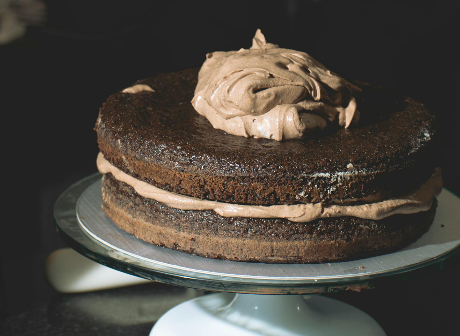 Bolo fofinho de chocolate com café simples de reproduzir em casa